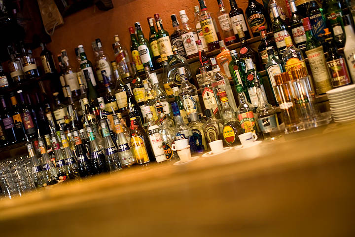 Nuove mode si diffondono tra i giovani: il bar crawl o alcool tour