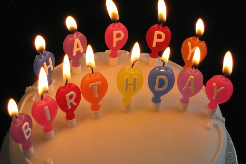 Per un amico o la fidanzata: frasi di auguri per 18 anni